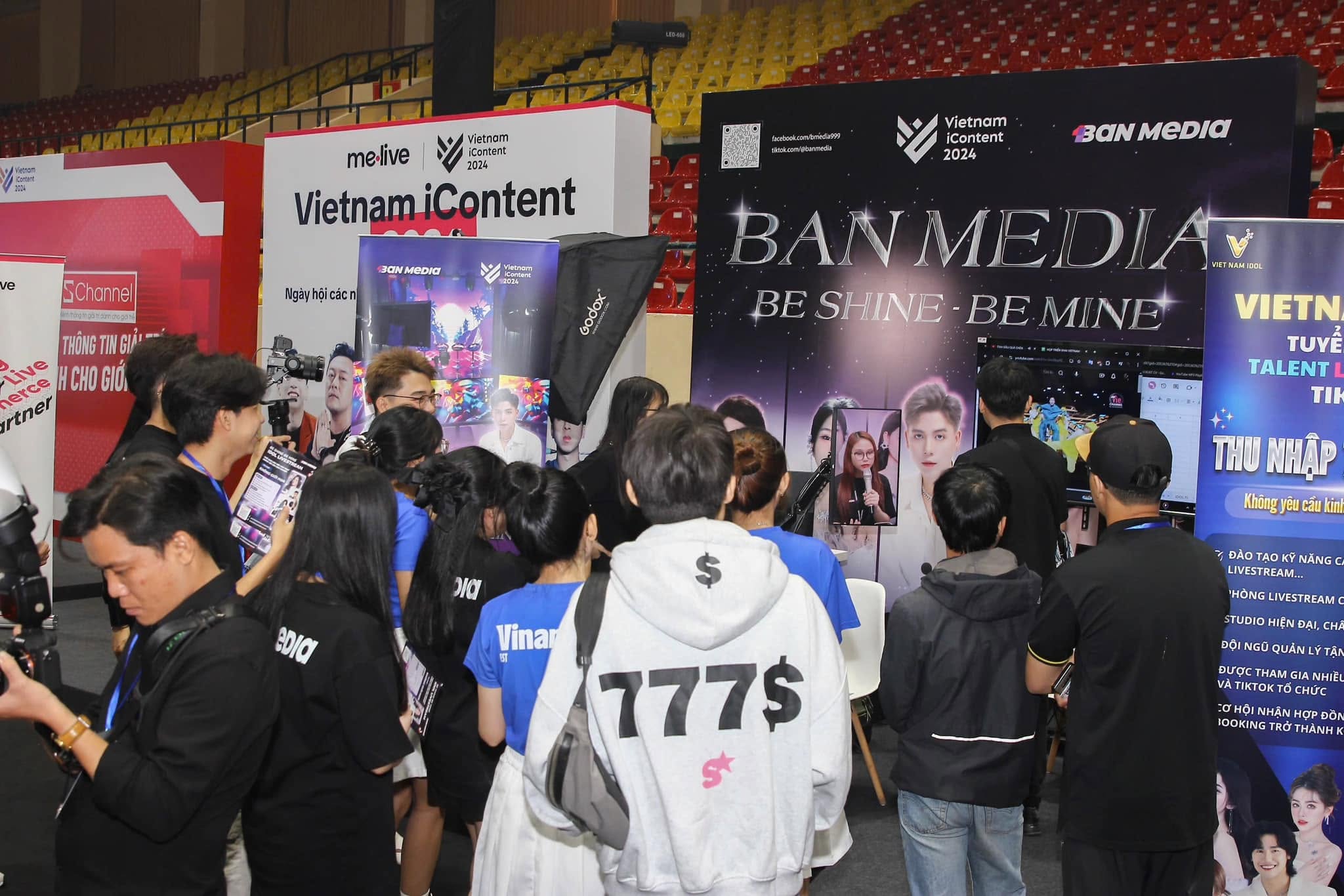 Hoạt động trải nghiệm tại gian hàng Ban Media