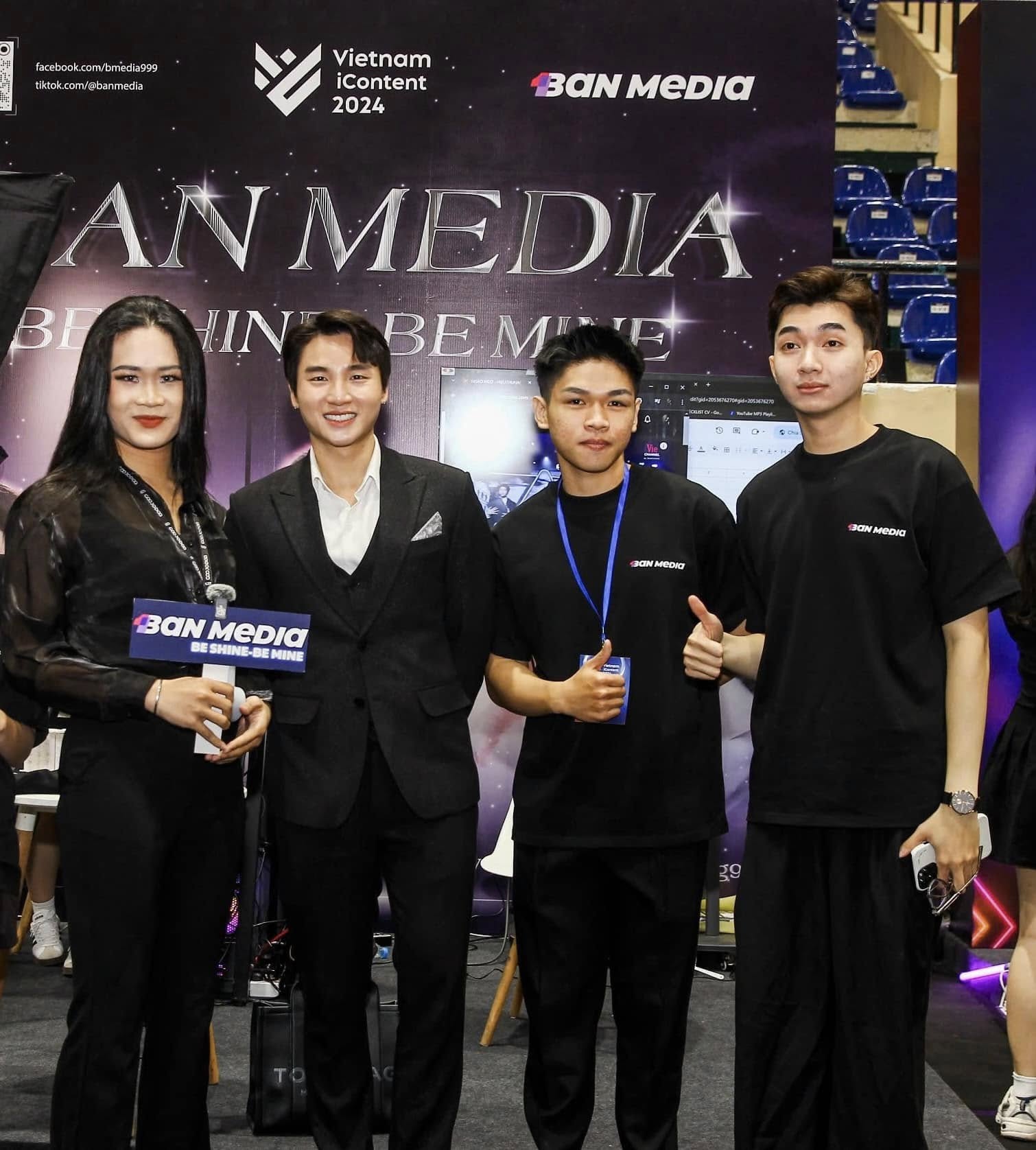 Đội ngũ và khách mời tại gian hàng Ban Media