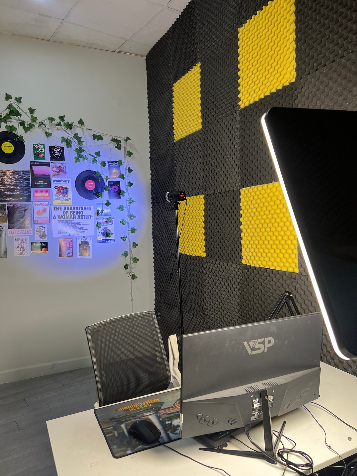 Phòng livestream có tiêu âm và hệ thống chiếu sáng